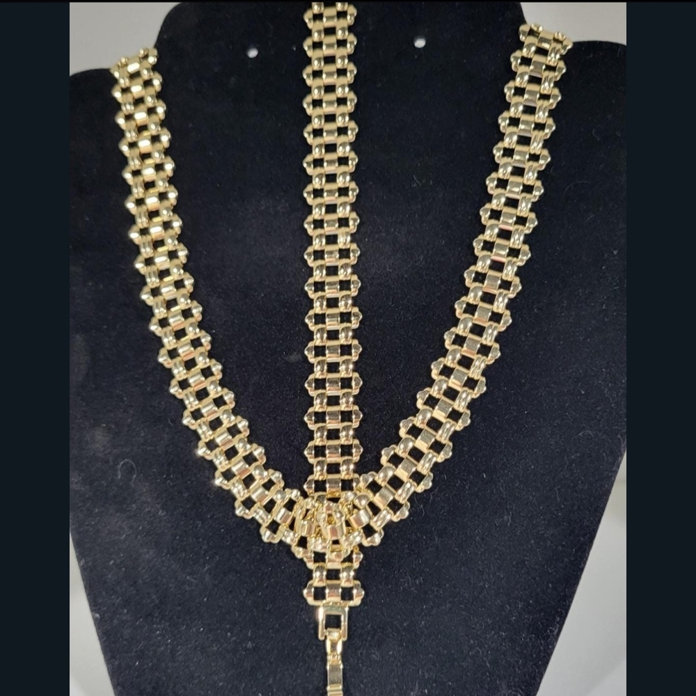 Xuping 14k gold-plated necklace set.
